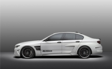 Вид в профиль на белый BMW Mission by Hamann на сером фоне